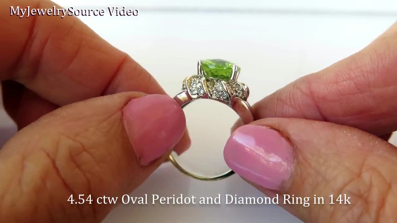 Anillo de peridoto ovalado con halo de diamantes: oro blanco de 14 k, facetado en tablero de ajedrez video poster