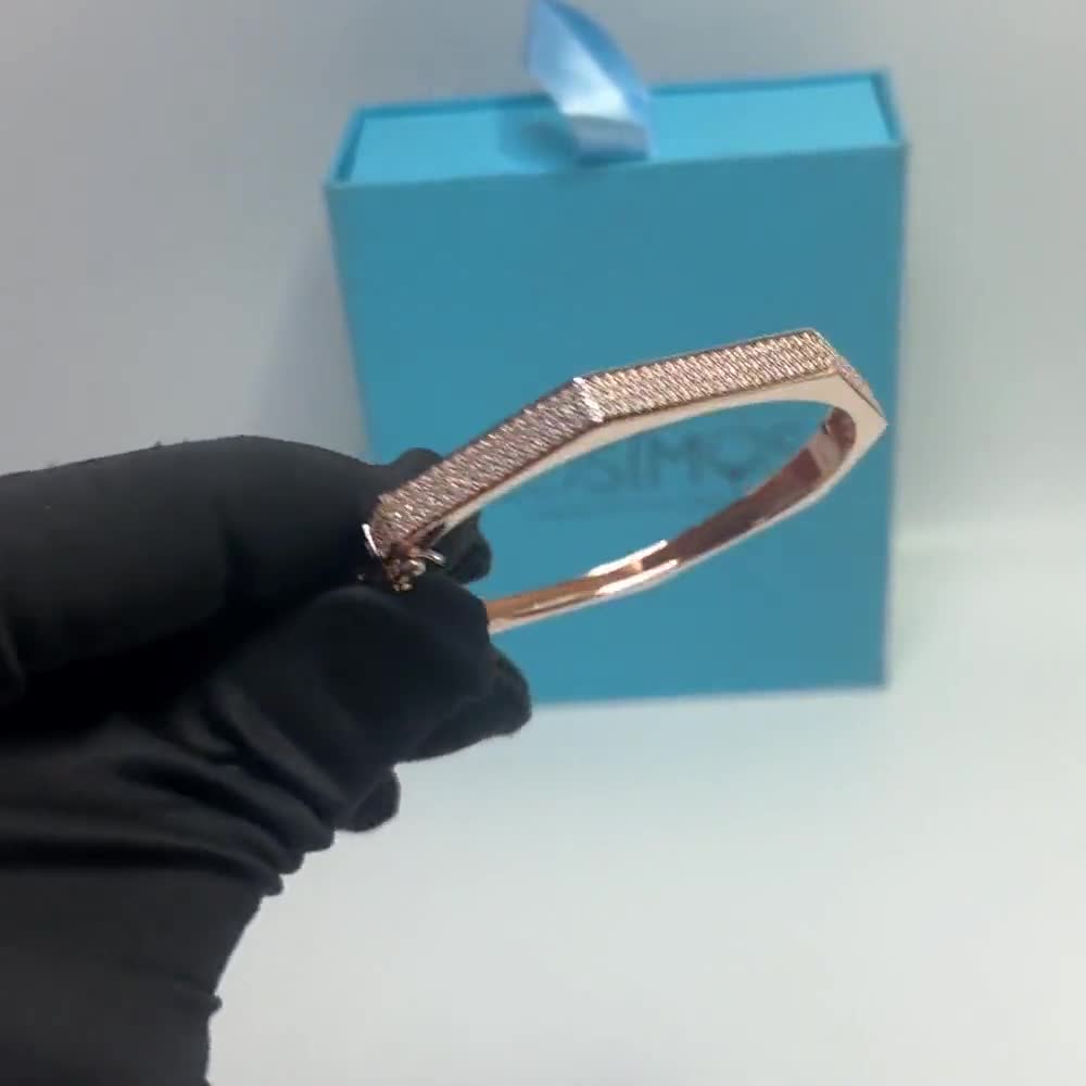 Pulseira geométrica com pavé de diamantes | Bracelete articulado em ouro | Joia moderna e sofisticada para presentear. video poster